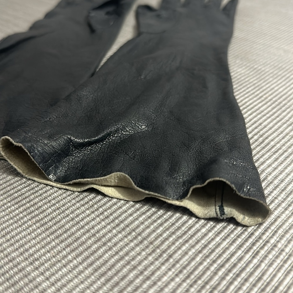 Long, black leather gloves - Picture 6 of 10